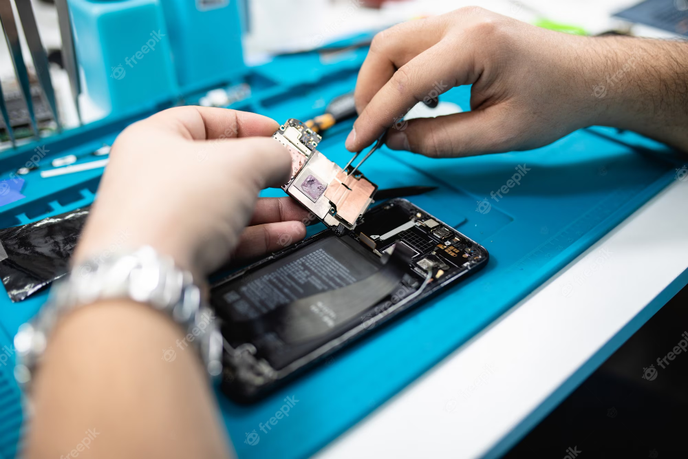 professional-smart-phone-repair-shop-service-close-up-shot-electronics-concept_473712-3367-r50